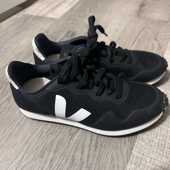 Veja Black running shoes - Picture 2 of 6